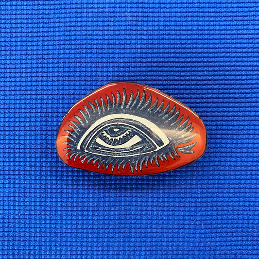 Oeil au contour rouge